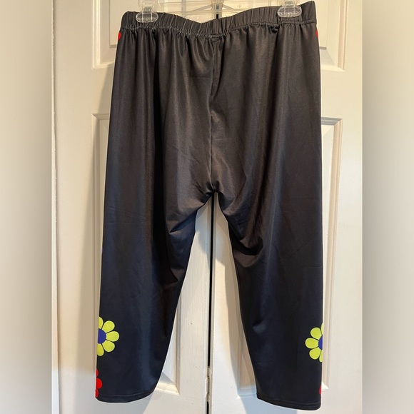 2 Pc Set / PJs, Costume, Loungewear🌼Black Capri, Pants & Flower Top / 70’s Look - Picture 8 of 10